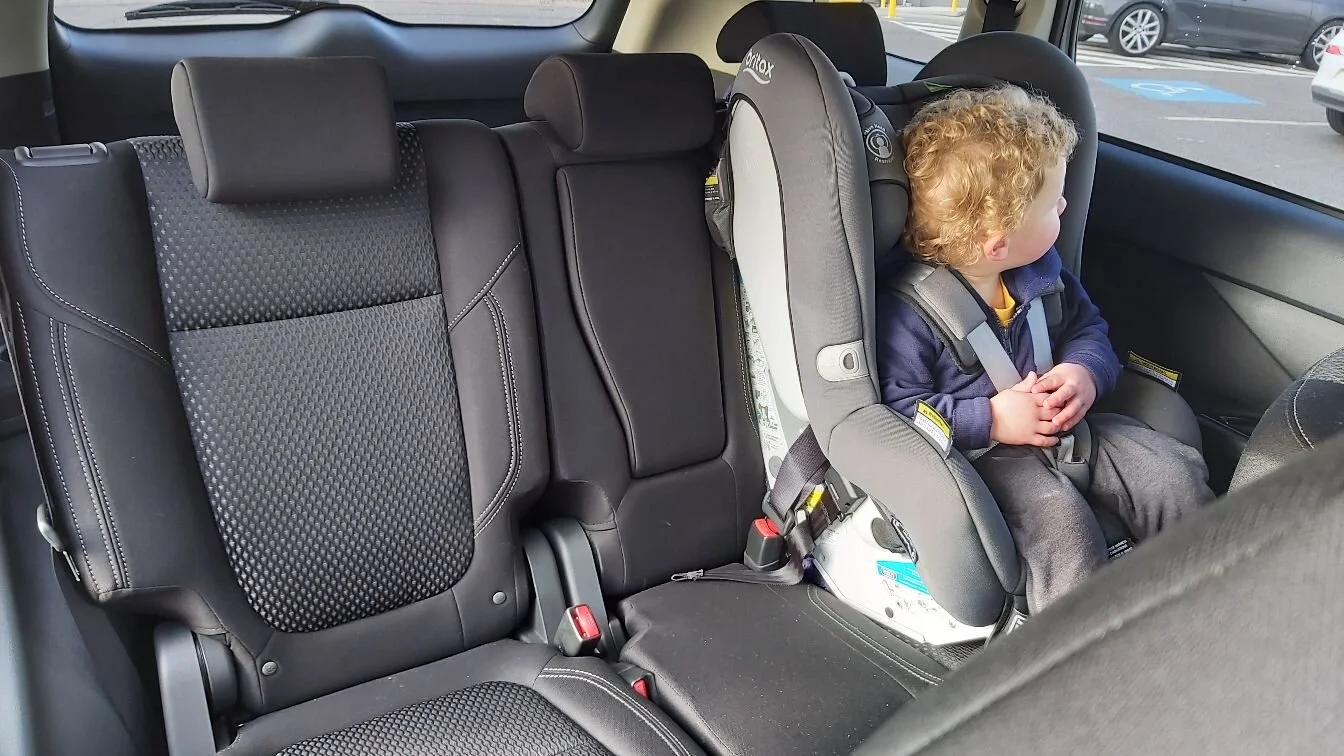 Dijete pravilno vezano u autosjedalici na zadnjem sjedištu automobila