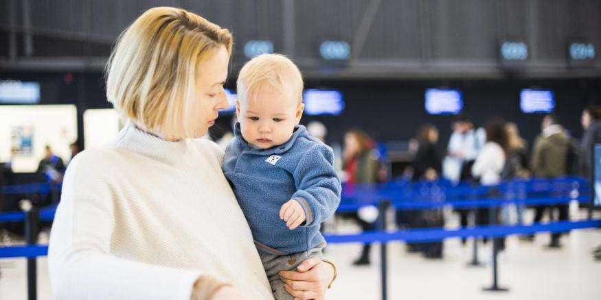 Roditelji s bebom na aerodromu prije putovanja avionom